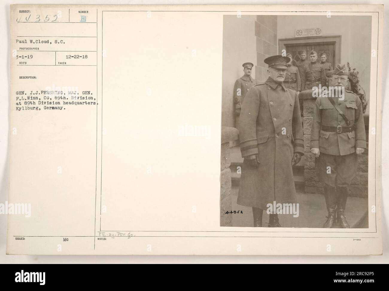 General J.J. Pershing and Major General F.L. Winn, Commanding General of the 89th Division, at 89th Division headquarters in Kyllmburg, Germany. The photograph was taken on March 1, 1919, by photographer Paul W. Cloud. The image was issued on December 22, 1918, and is labeled as taken during the 'BUBIECT LV 352' operations. Note number 4-4852. Stock Photo