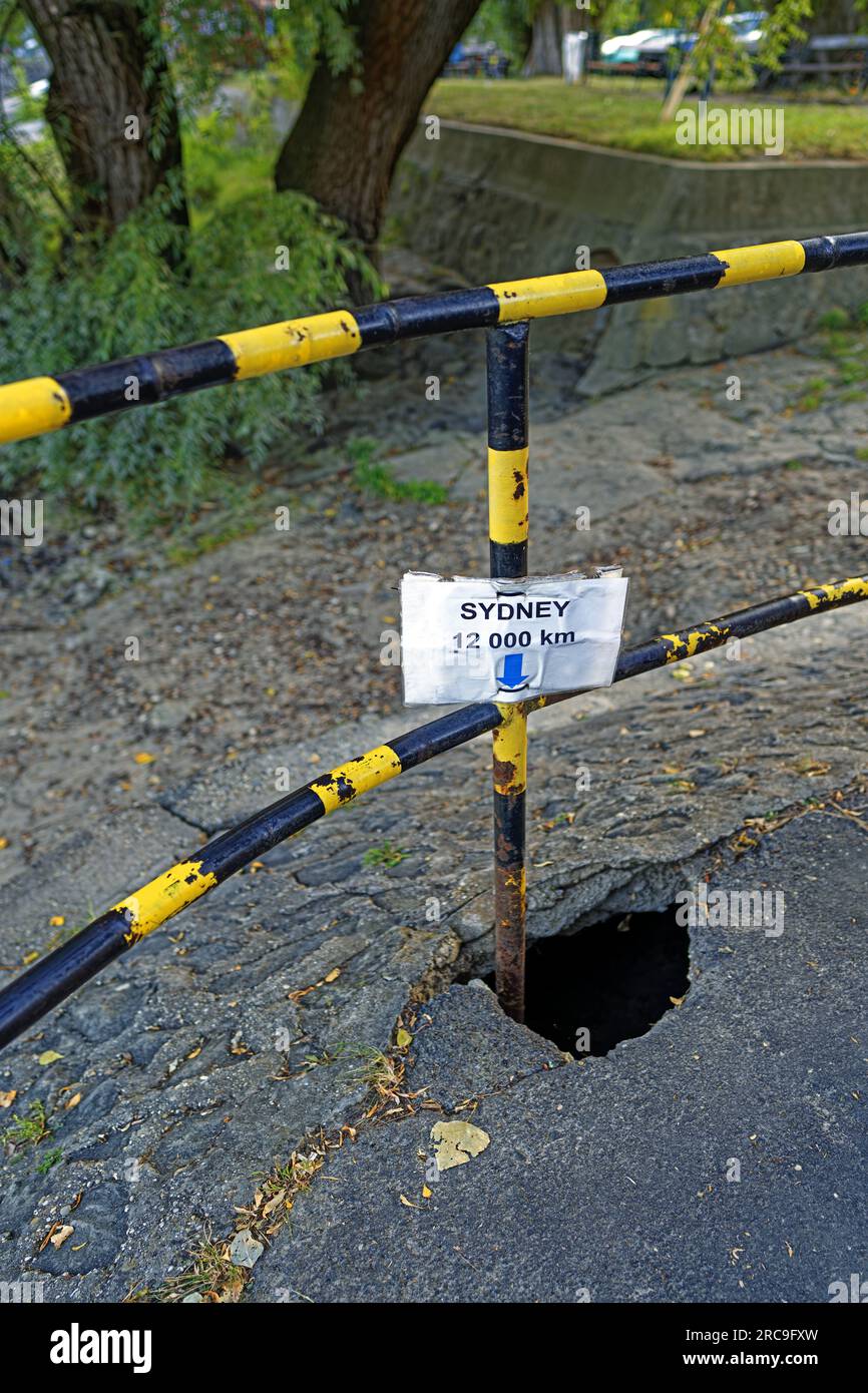 Kuriosität, Schild, 12000 km bis Sydney Stock Photo - Alamy