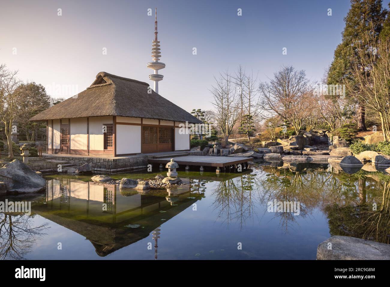 Reetgedeckter Pavillon im japanische Garten von Planten un Blomen. Im Hintergrund der Hamburger Fernsehturm Stock Photo