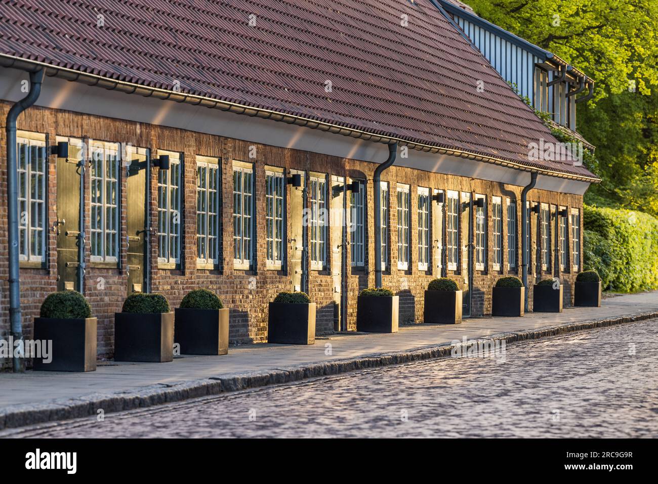 Ehemalige Tagelöhner-Wohnhäuser ('Instenhäiuser') in der Jürgensallee in Hamburg-Nienstedten im Licht der tief stehenden Frühlingssonnen Stock Photo