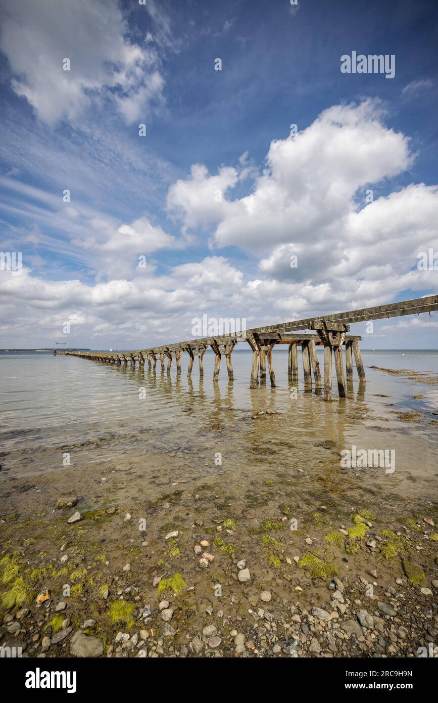Hölzerne Überreste der ehemaligen Seebrücke von Quern (Gemeinde Steinbergkirche). Früher starteten von hier die "Butterfahrten" zu zollfreien Einkauf Stock Photo