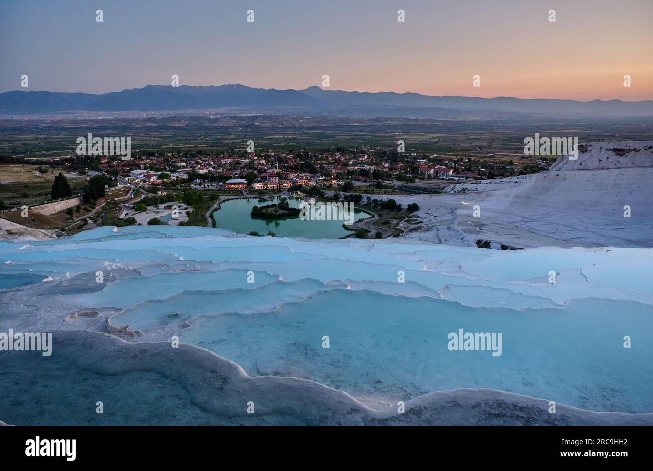 Sonnenuntergang hinter Kalksinterterrassen von Pamukkale, Denizli ...