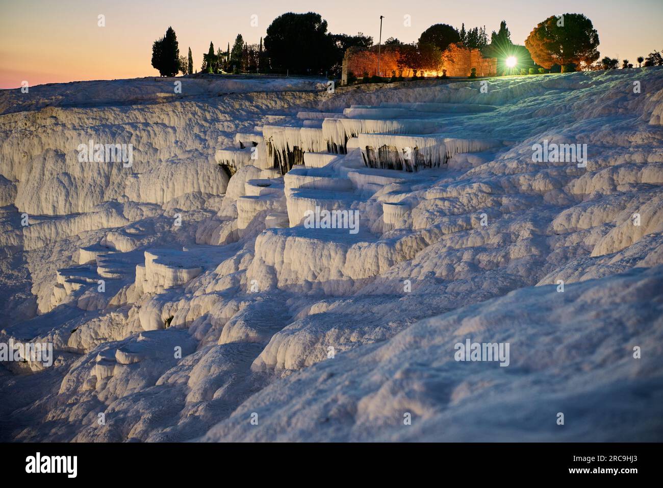 beleuchtete Kalksinterterrassen von Pamukkale nach Sonnenuntergang ...