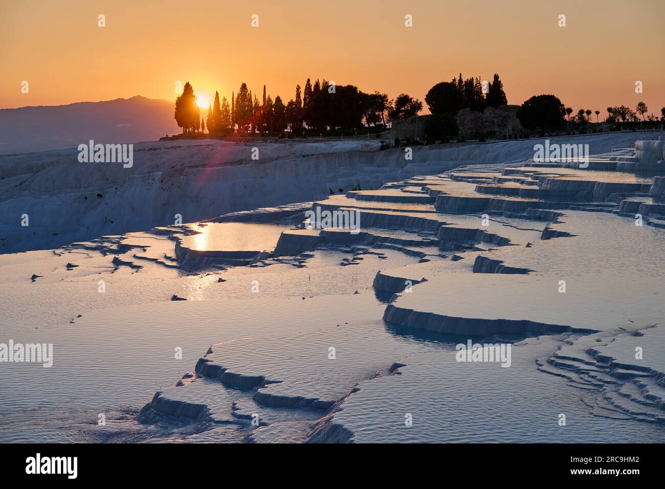 Sonnenuntergang hinter Kalksinterterrassen von Pamukkale, Denizli ...