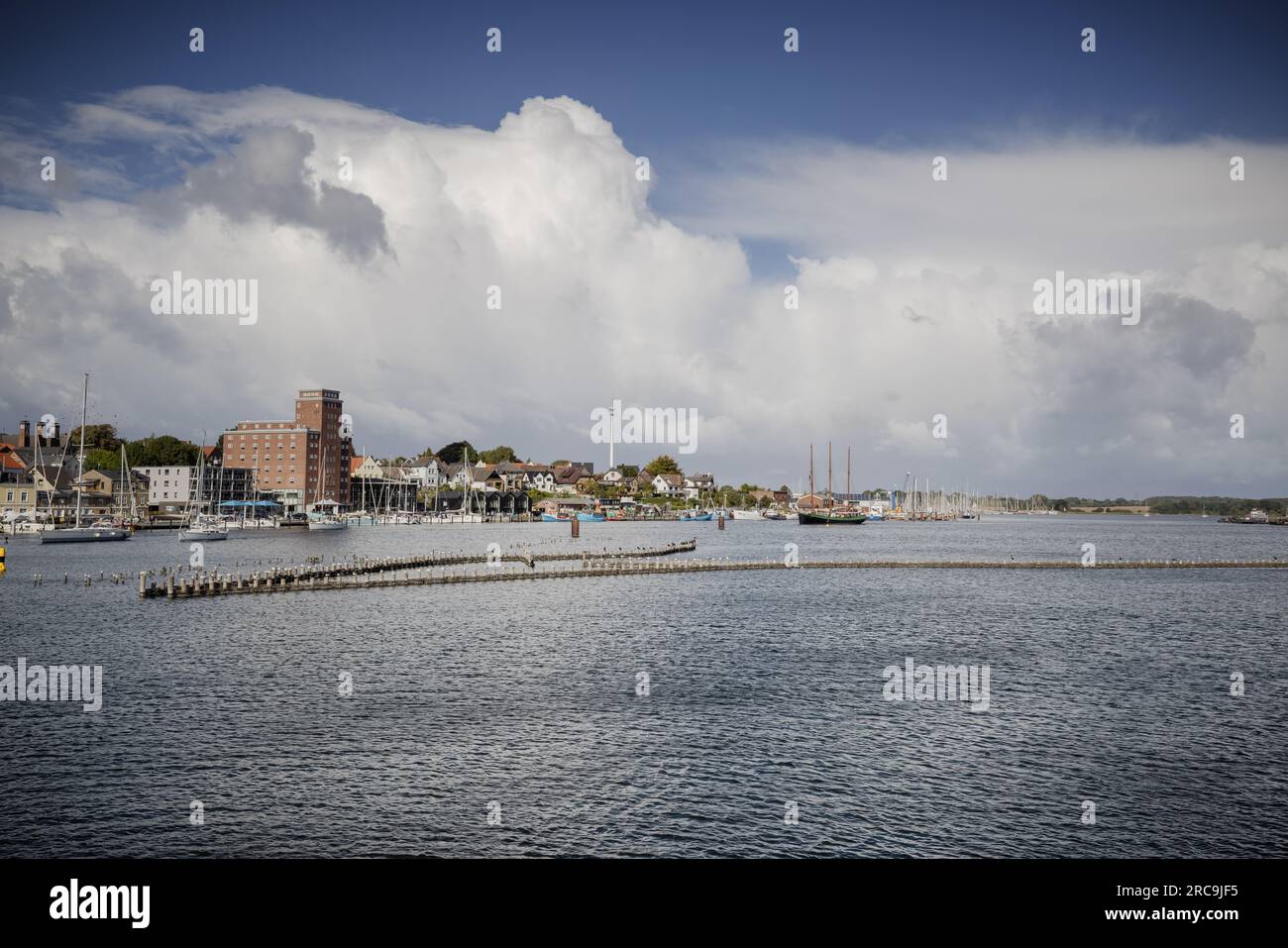 Blick von der Schleibrücke auf die Stadt Kappeln über der sich gerade große Gewitterwolken türmen Stock Photo