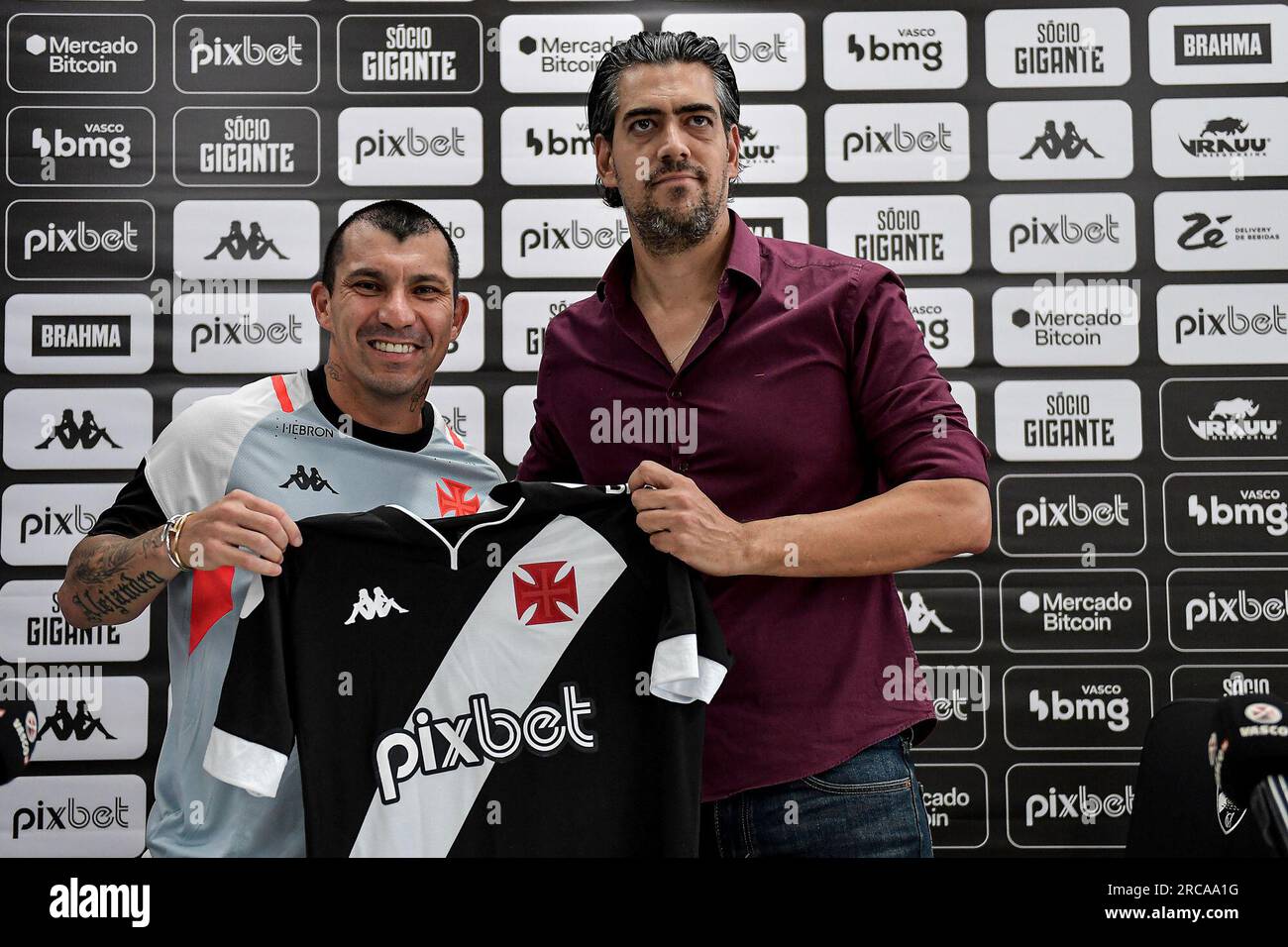 RJ - RIO DE JANEIRO - 07/13/2023 - VASCO, GARY MEDEL PRESENTATION - Gary  Medel alongside Paulo Bracks during his official presentation as a Vasco  player at a press conference held at