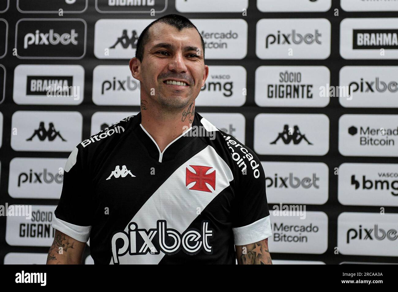 RJ - RIO DE JANEIRO - 07/13/2023 - VASCO, GARY MEDEL PRESENTATION - Gary  Medel during his official presentation as a Vasco player at a press  conference held at CT Moacyr Barbosa.