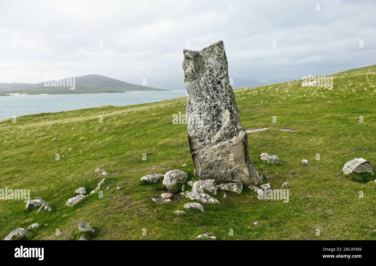Clach Mhic Leoid, MacLeods Stone, Clach Macleod, prehistoric Neolithic standing stone on peninsula at Nisabost, Harris. 3.3m high. Looking north Stock Photo