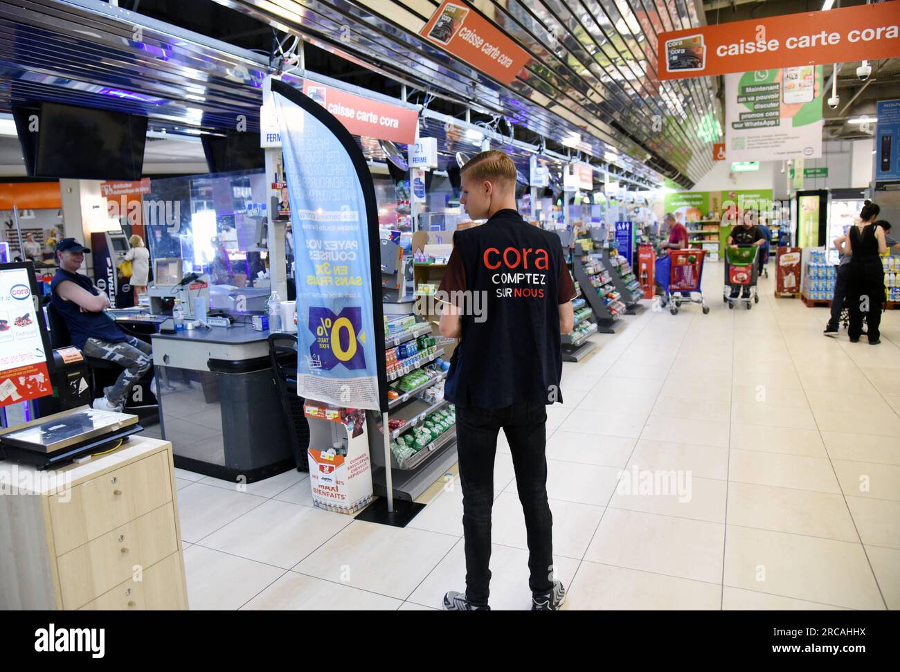 Carrefour hypermarket hi-res stock photography and images - Page 13 - Alamy