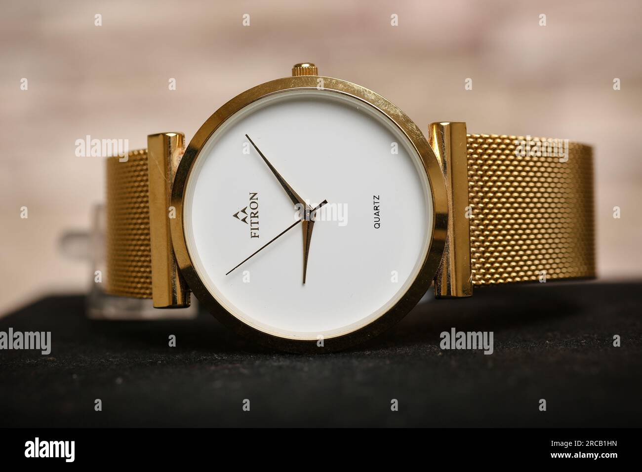Classic hand watch online