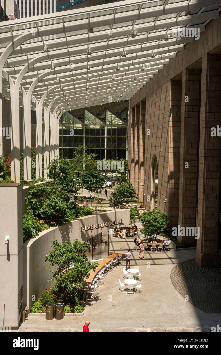 The privately owned public space (p.o.p.s) behind 550 Madison Avenue in Midtown Manhattan is seen on Thursday, July 6, 2023. (© Richard B. Levine) Stock Photo
