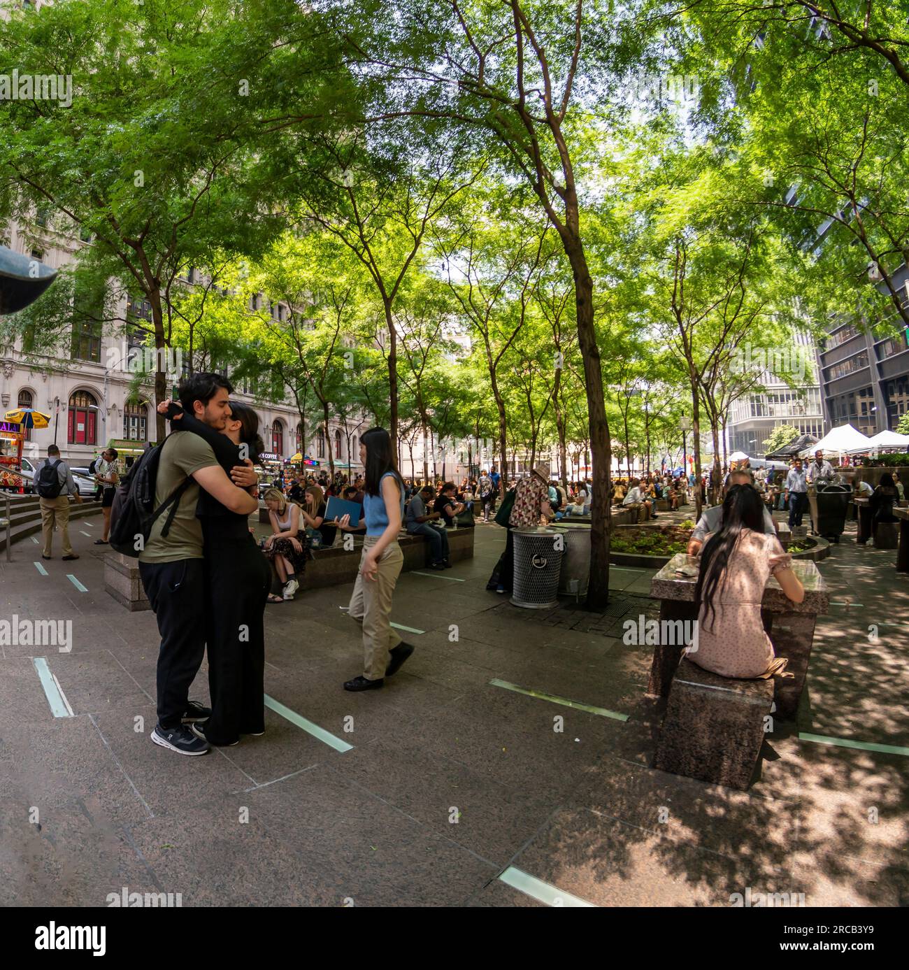 Public display of affection in Zuccotti Park in Lower Manhattan in New York on Wednesday, July 12, 2023. (© Richard B. Levine) Stock Photo