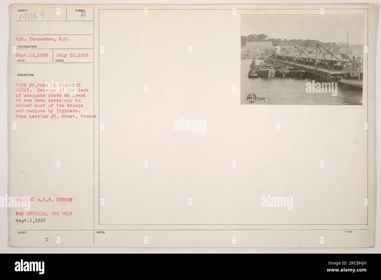 Soldiers unloading troops and cargo from lighters at Pier #3, Port de ...