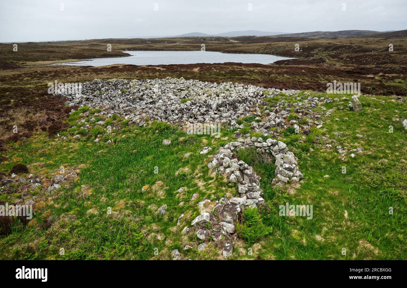 Caravat Barp prehistoric chambered tomb long cairn at core of Neolithic settlement complex at Bharpa Carinish, North Uist, Outer Hebrides. Looking NW Stock Photo
