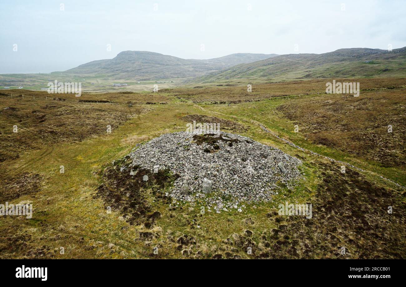 Dun Bharpa prehistoric Neolithic chambered cairn with peristalith stone ring at Borve, Barra, Outer Hebrides. Looking NE to Beinn Chlaid Stock Photo