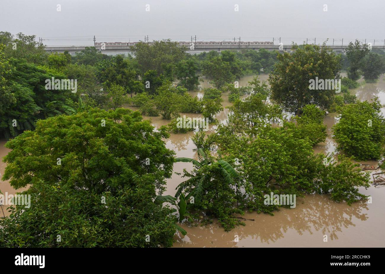New Delhi, India. 12th July, 2023. General view of a low-lying area flooded by the rising water level of the Yamuna River after heavy monsoon rains in New Delhi. Yamuna water level in Delhi reaches all-time high of 207.55 meters. The government warned of flood-like conditions and asked residents of the riverbed and low-lying areas to evacuate their homes. Credit: SOPA Images Limited/Alamy Live News Stock Photo