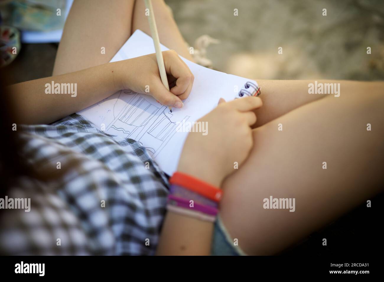 https://c8.alamy.com/comp/2RCDA31/eight-year-old-girl-painting-and-drawing-in-a-park-2RCDA31.jpg