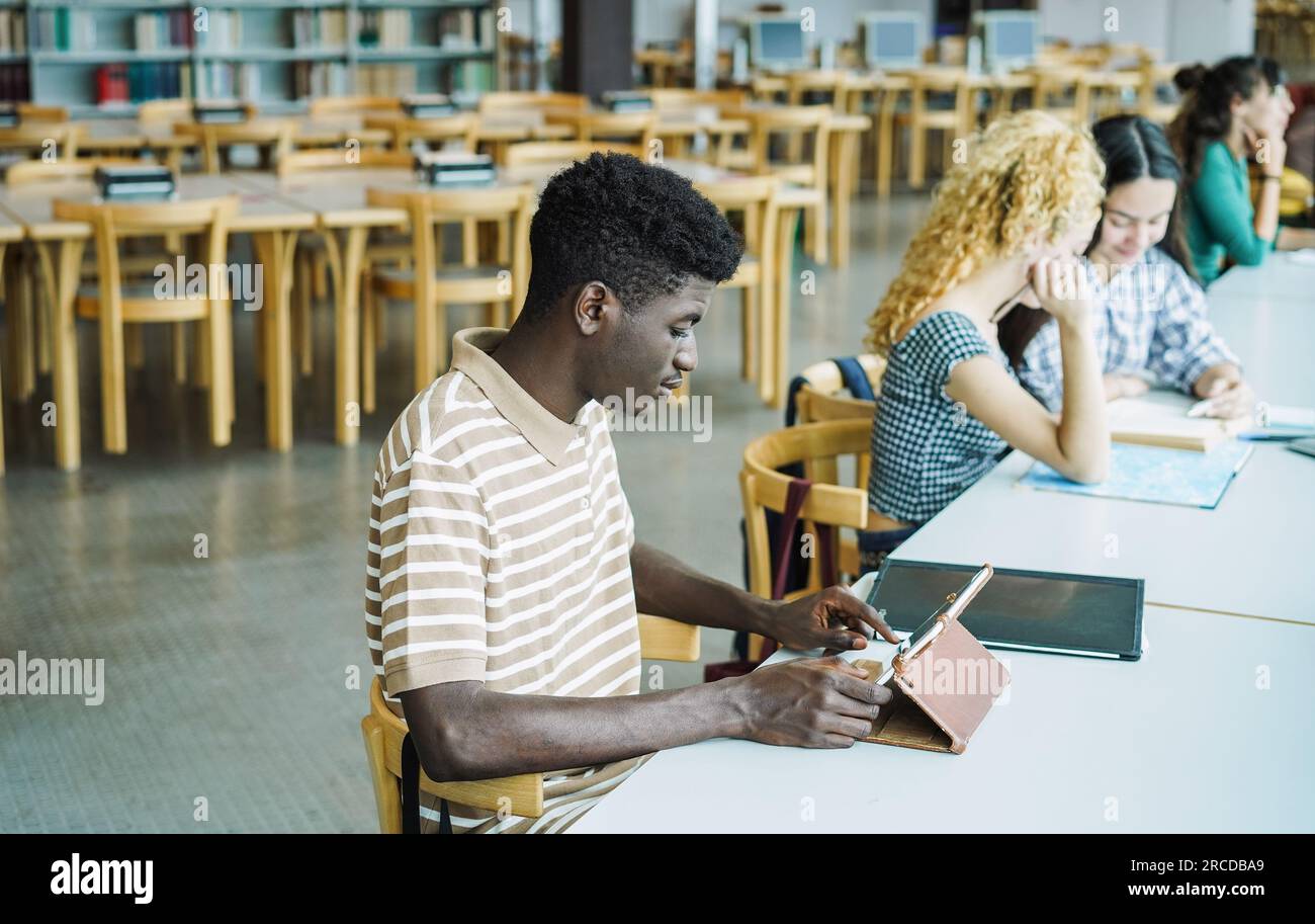 African teenagers classroom hi-res stock photography and images - Alamy