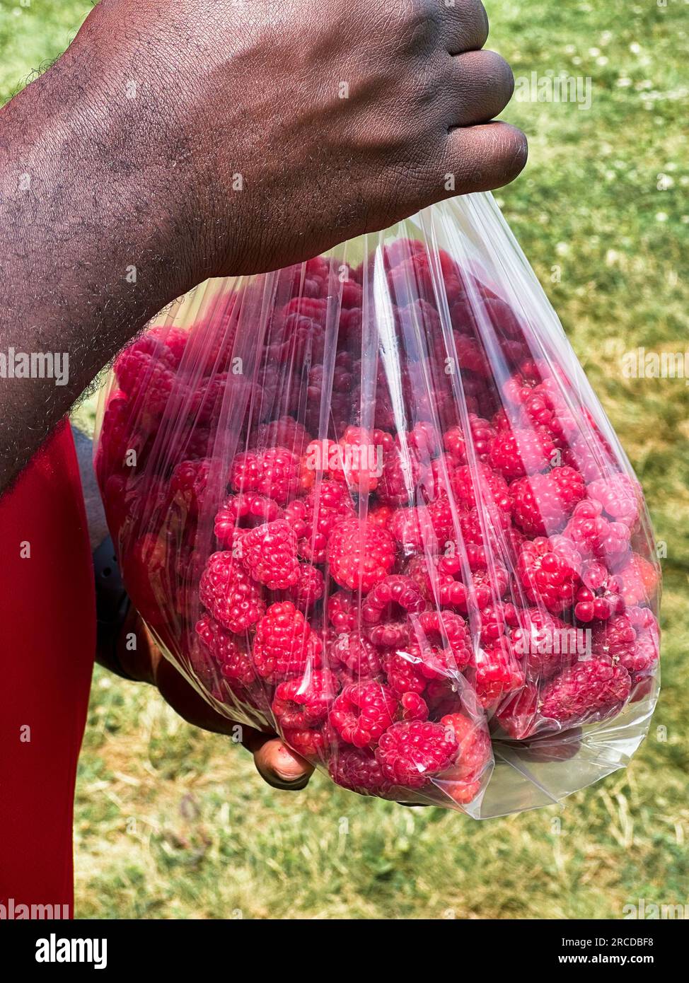 African man basket fresh fruit hi res stock photography and images Alamy