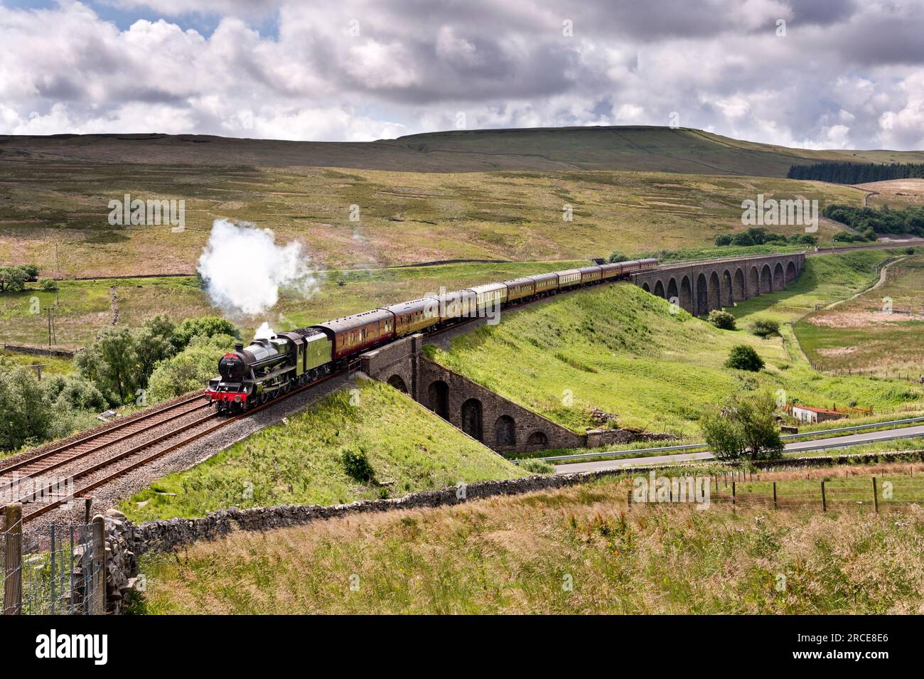 'The Dalesman' steam special crosses Dandrymire Viaduct, Garsdale, on the Settle-Carlisle railway, en route to Carlisle. Stock Photo