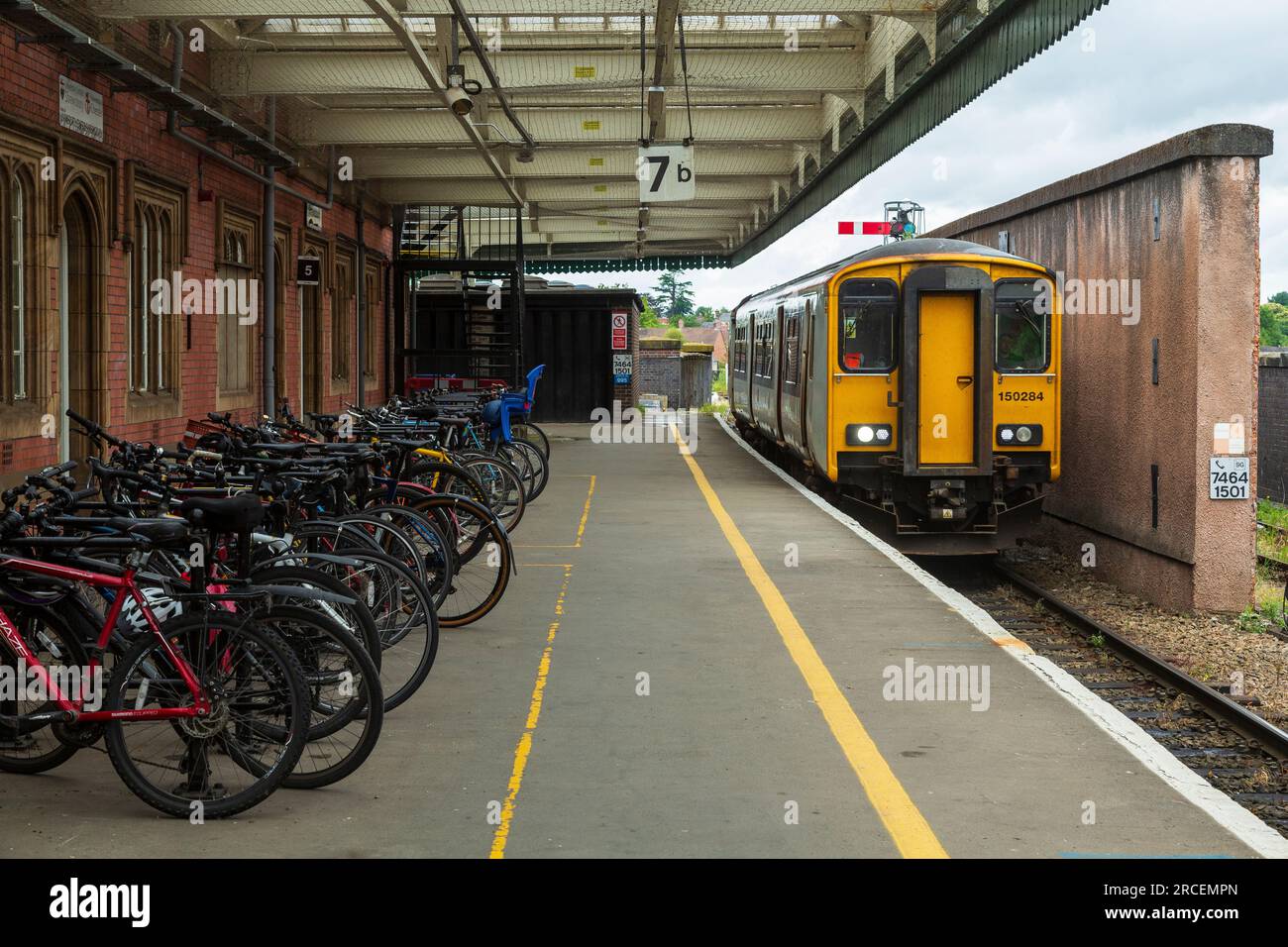 DMU Class 150 number 150284 at Shrewsbury Station, and a rack of bicycles left by commuters Stock Photo