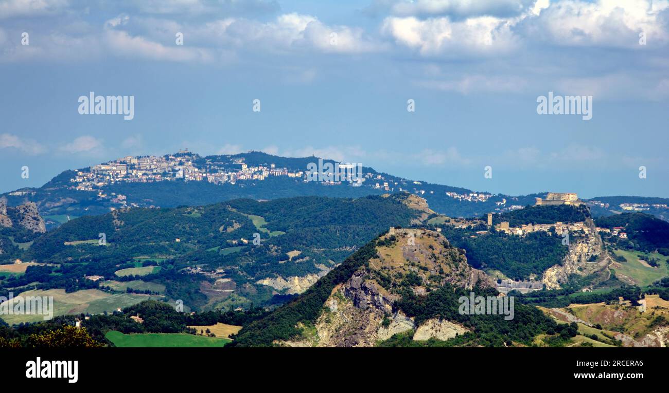 Foto panoramica con Rocca di Maioleto, Forte di San Leo e San Marino  sul Monte Titano nello sfondo Stock Photo