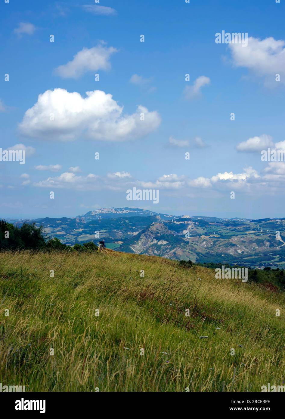 Foto panoramica con Rocca di Maioleto, Forte di San Leo e San Marino  sul Monte Titano nello sfondo Stock Photo