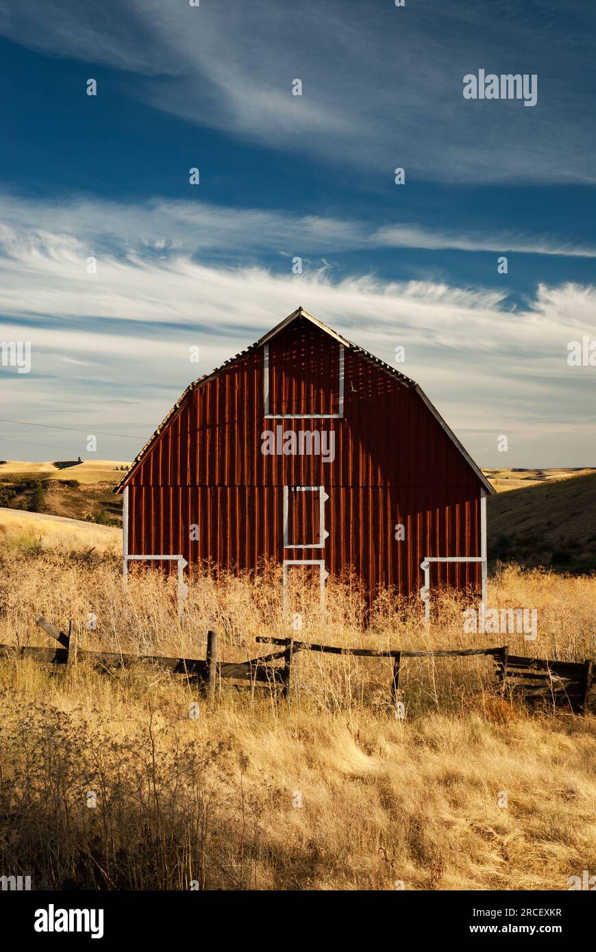 English gambrel barn style hi-res stock photography and images - Alamy