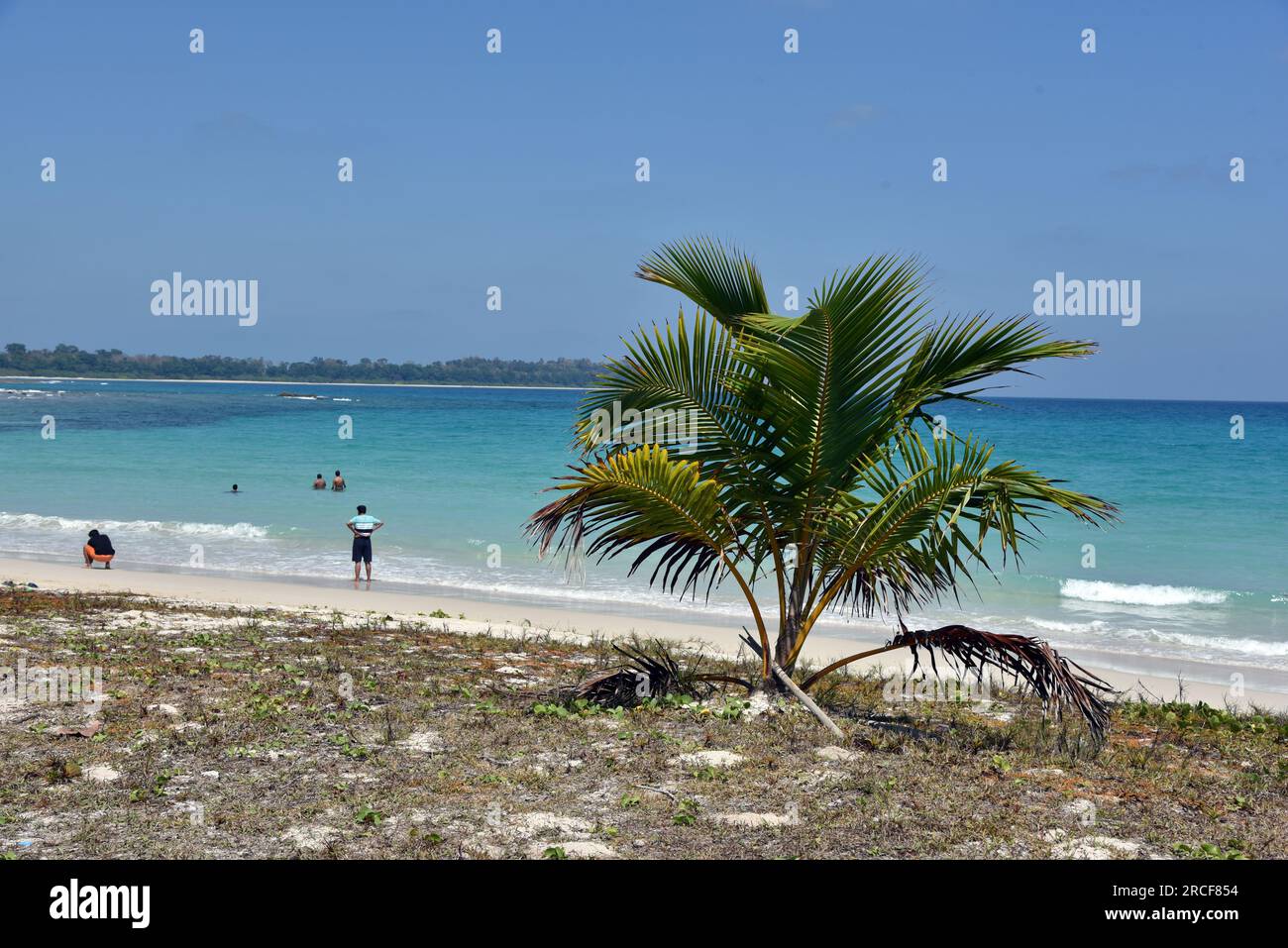 The Ross & Smith islands are joined together by a sandbar to make a ...