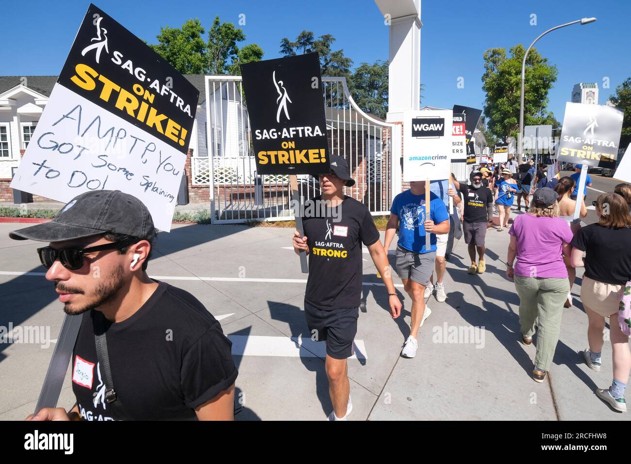 Los angeles united states 14th july 2023 striking writers and