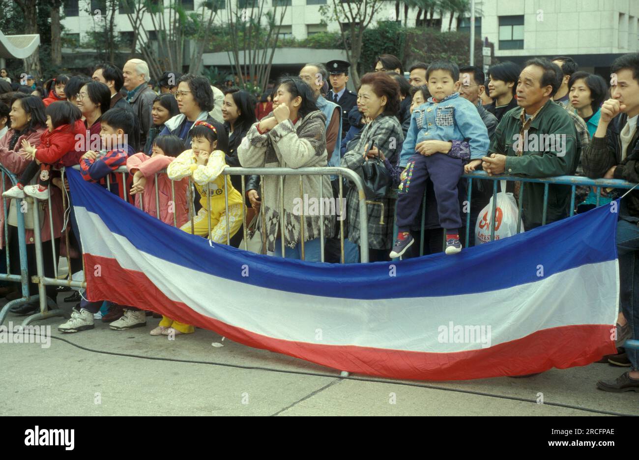 Working and migrants women from the Philippines meet on a sunday on a closed road in the city of Hongkong in Hongkong.  China, Hongkong, October, 1996 Stock Photo