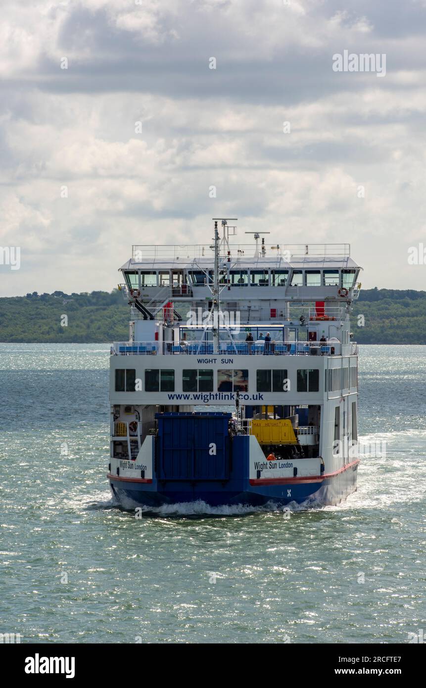 isle of wight ferry, car ferry to the isle of wight, wightlink ferries