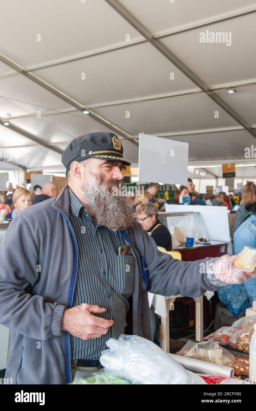 August 11, 2019. Istra, Moscow region. A farmer sells products made with his own hands. Fair of cheeses and farm products by Oleg Sirota. Stock Photo