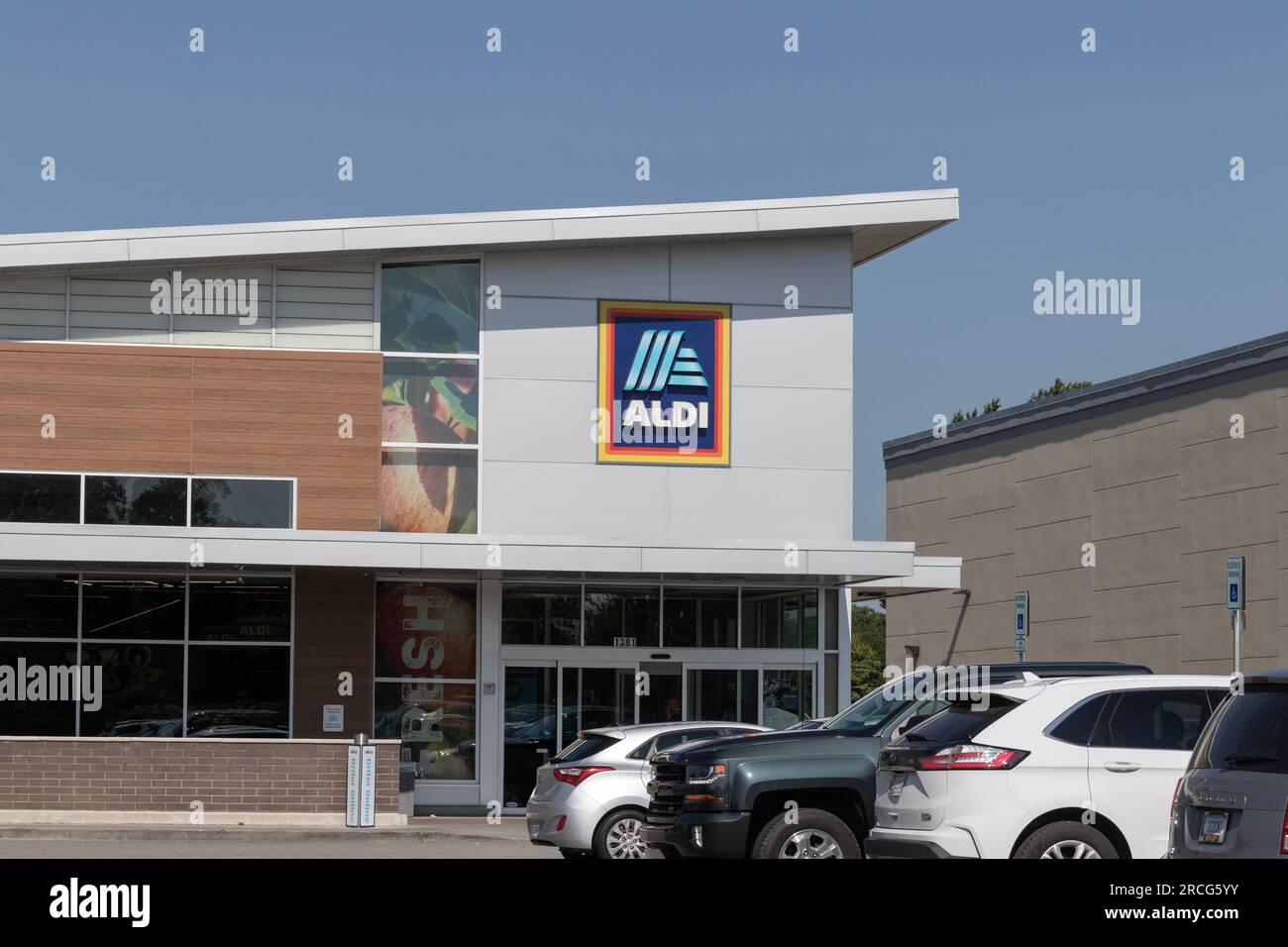 Kokomo - July 14, 2023: Aldi Discount Supermarket. Aldi sells a range of grocery items, including produce, meat and dairy at discount prices. Stock Photo
