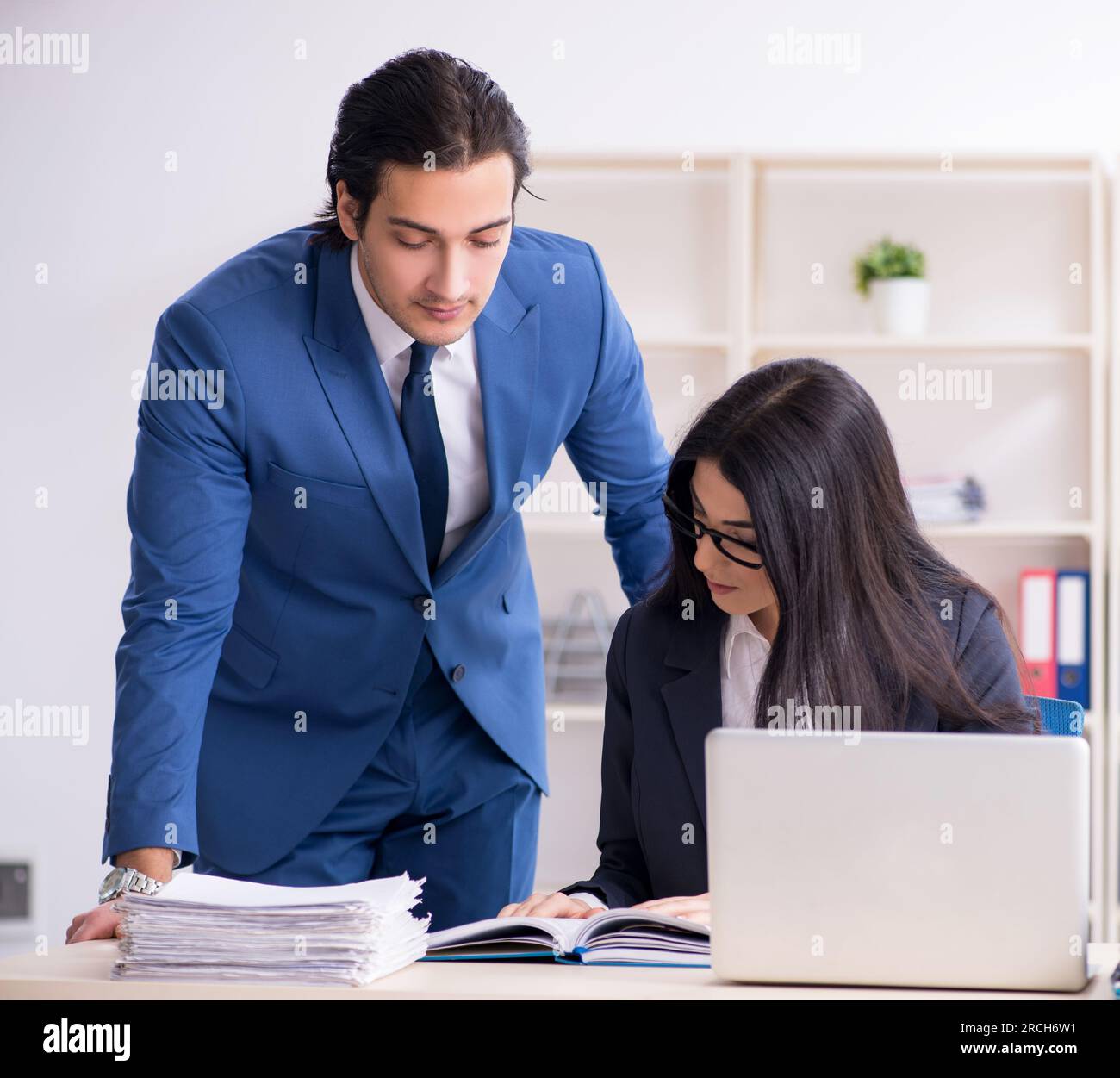 Employees work in pair hi-res stock photography and images - Alamy