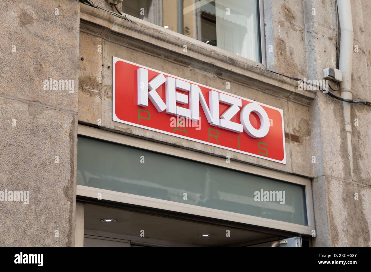 Louis vuitton boutique. Signboard logo brend sign of Gucci on store, shop,  mall, boutique. Kiev, Ukraine - September 02, 2019 foto de Stock