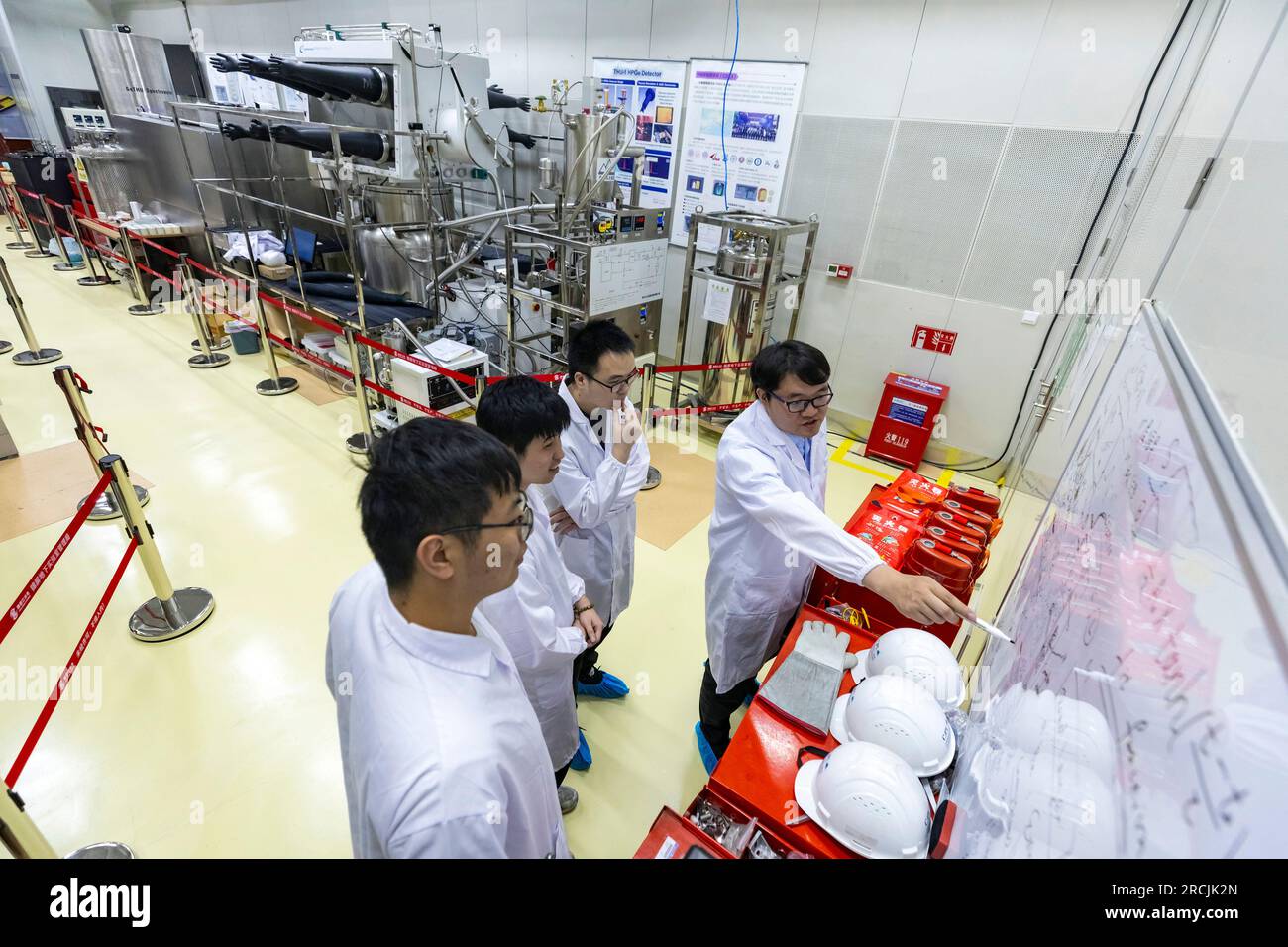 (230715) -- XICHANG, July 15, 2023 (Xinhua) -- Doctor Yang Litao (1st R ...