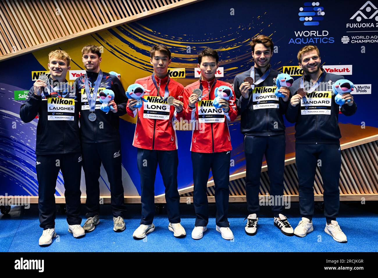 Fukuoka, Japan. 15th July, 2023. Jack Laugher/Anthony Harding of Britain, Long Daoyi/Wang Zongyuan of China and Jules Bouyer/Alexis Jandard of France (from L to R) pose during the medal ceremony after the men's synchronised 3m springboard final of World Aquatics Championships 2023 in Fukuoka, Japan, July 15, 2023. Credit: Zhang Xiaoyu/Xinhua/Alamy Live News Stock Photo