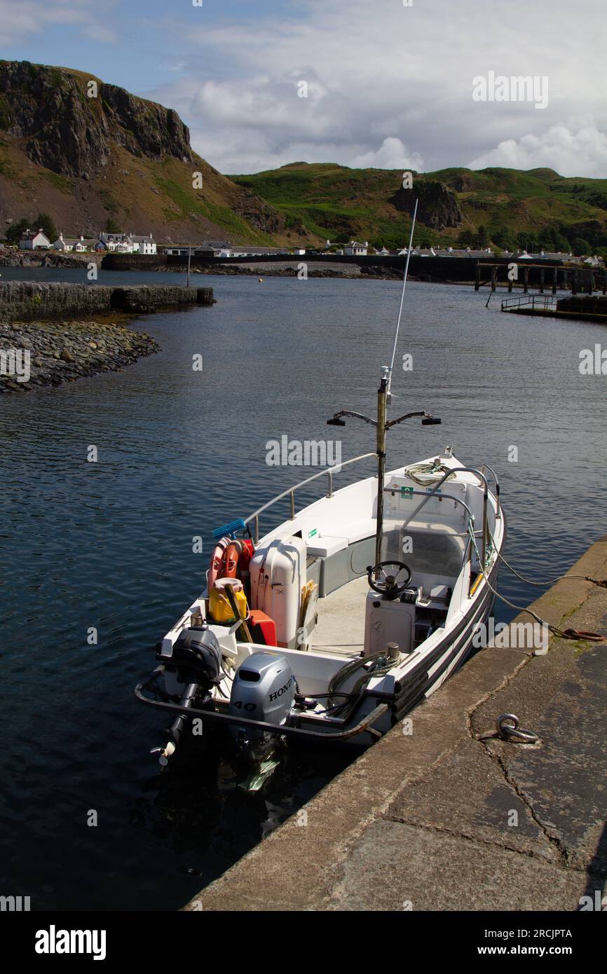 Passenger ferry on Easdale island looking over to Ellenabeich on Seil Island under the cliffs of Dun Mor Stock Photo