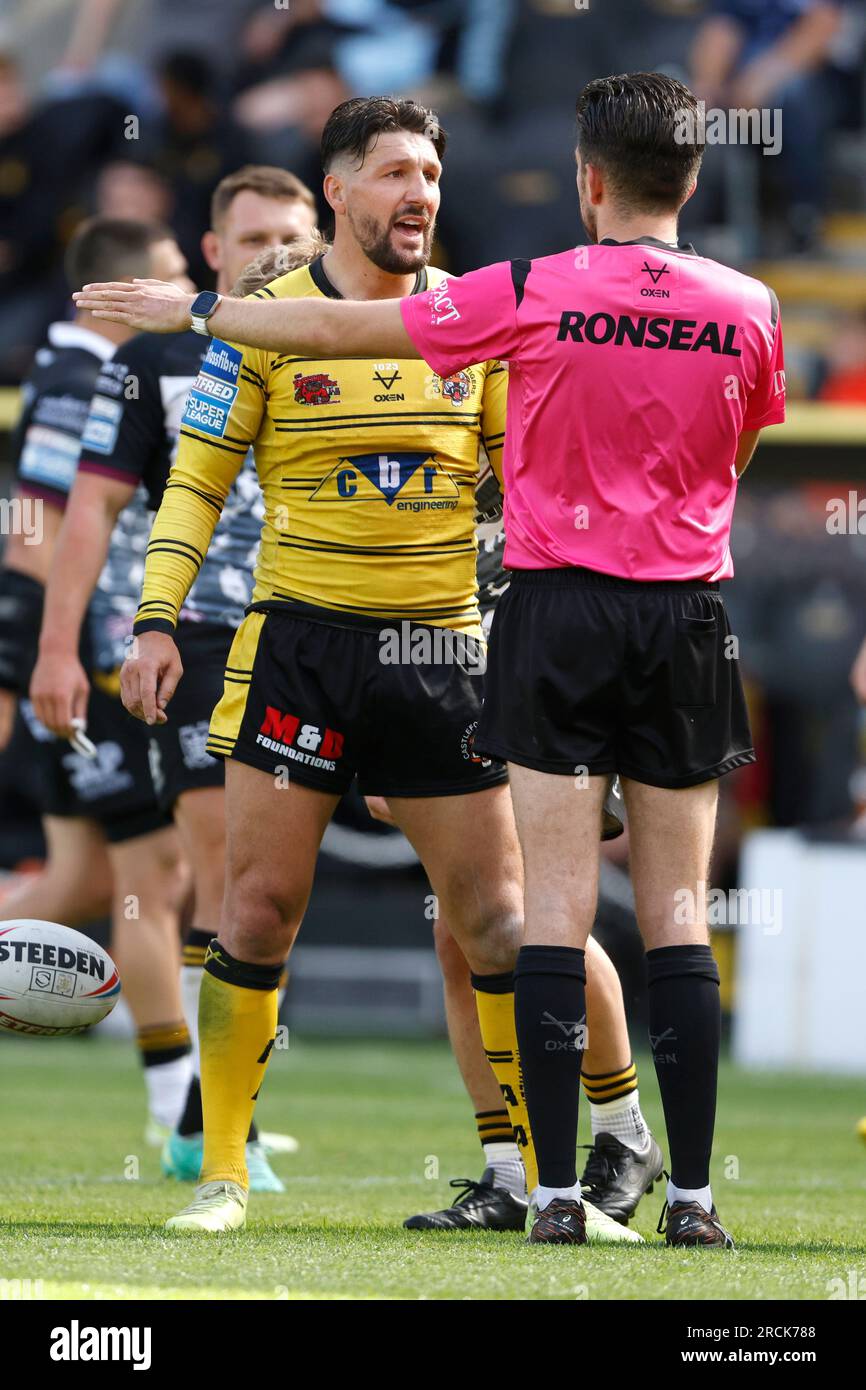 Castlefords's Gareth Widdop talking to the referee during the Betfred Super League match at the MKM Stadium, Hull. Picture date: Saturday July 15, 2023. Stock Photo