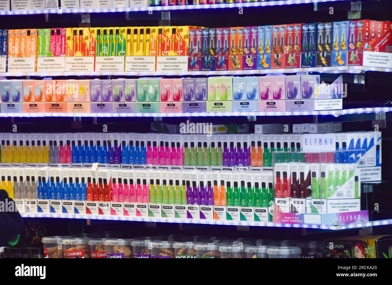randm tornado vape uk Vape shop sign hi-res stock photography and images - Page 6
