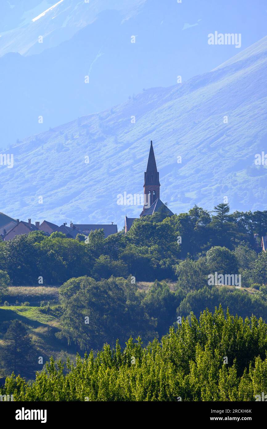 Villar-d'Arene, village in Hautes-Alpes department in southeastern France, small ski resort with off-piste for extreme skiers in French Alps, dominate Stock Photo