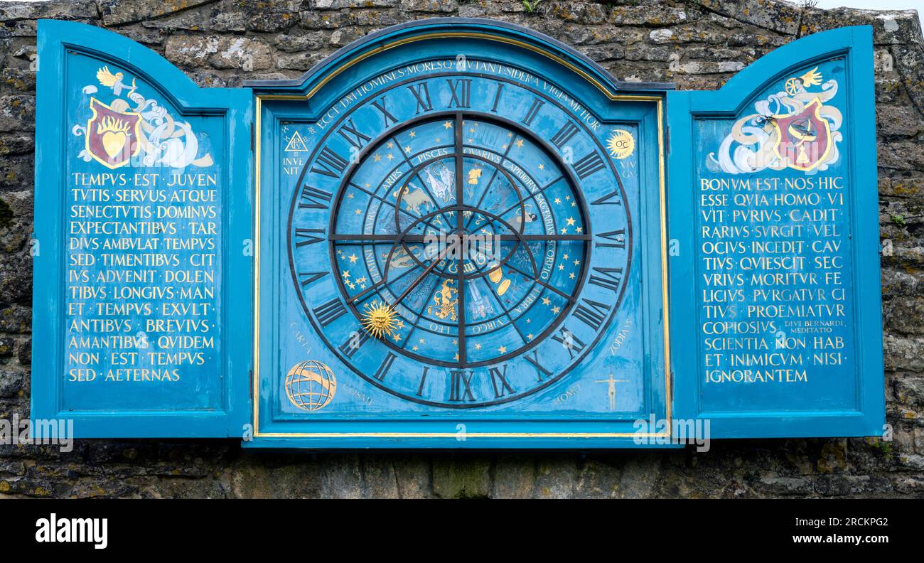 Snowshill Manor, Snowshill, Cotswolds, Gloucestershire, England, UK - wall clock in the Well Court garden. Stock Photo