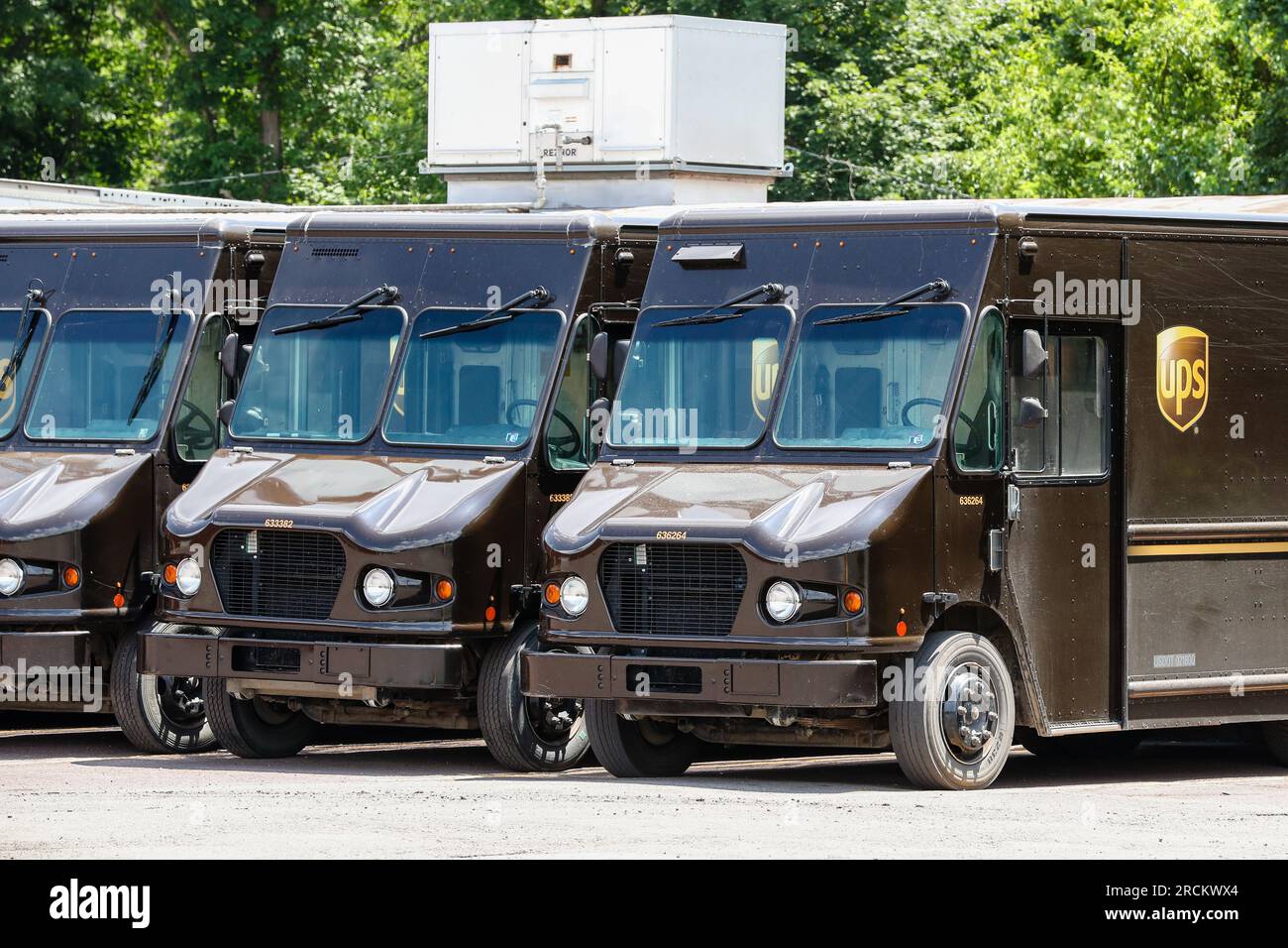 Ups delivery vehicles hi-res stock photography and images - Alamy