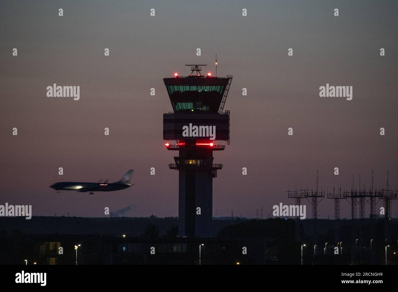 Steenokkerzeel, Belgium. 15th July, 2023. Illustration picture shows an aircraft flying past the control tower at Brussels Airport by night, in Zaventem, Saturday 15 July 2023. Federal Minister of Mobility Gilkinet (Ecolo) presented a draft ministerial decree to limit noise nuisance for residents living near the internatinoal airport, this week. A striking measure is a total ban on night flights from 11 p.m. and 6 a.m. BELGA PHOTO NICOLAS MAETERLINCK Credit: Belga News Agency/Alamy Live News Stock Photo