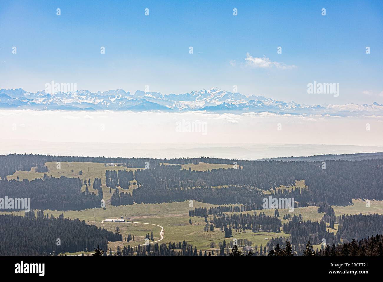 La Dent de Vaulion en Suisse dans la vallée de Joux, canton de Vaud. Située à 1500m d'altitude avec un panorama à 360°. Vue sur le lac de Joux. Lorsqu Stock Photo