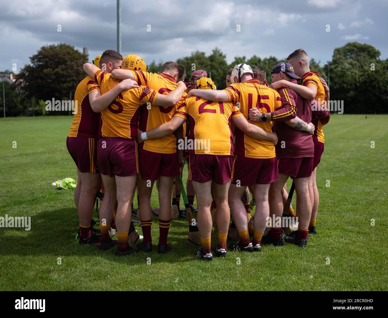 Teamwork Hurling A hurling team gather in a huddle pre-match Stock Photo - Alamy