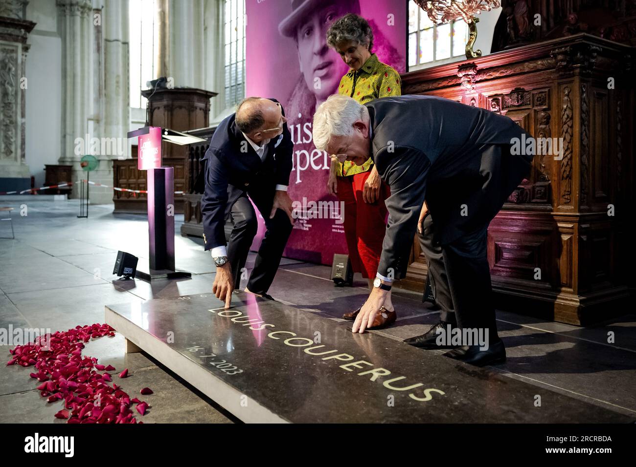 AMSTERDAM - Mayor Jan van Zanen (r) of The Hague unveils the memorial stone for Louis Couperus in the Nieuwe Kerk. The Dutch writer was commemorated on his 100th anniversary. ANP ROBIN VAN LONKHUIJSEN netherlands out - belgium out Stock Photo