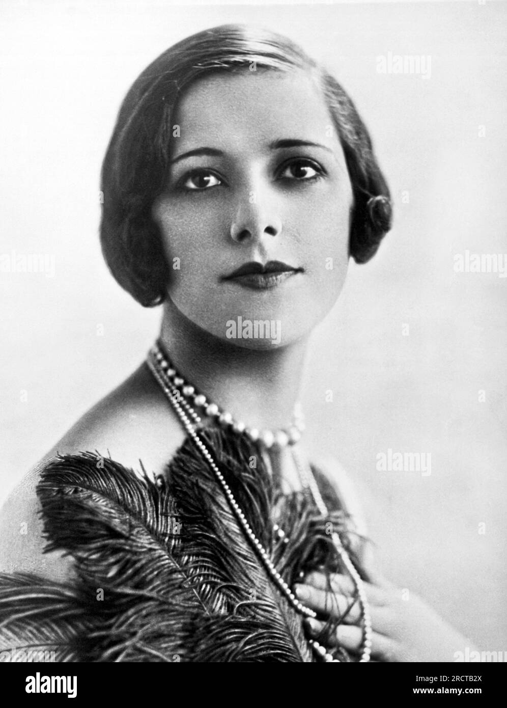 Woman 1920s bobbed hair hi-res stock photography and images - Alamy