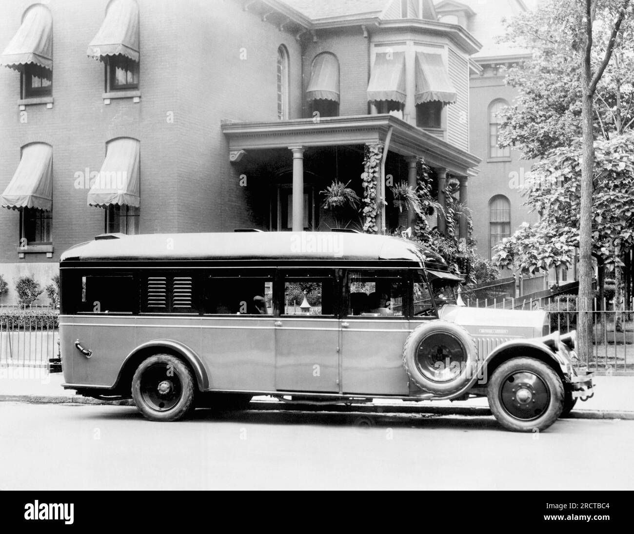 United States:  October, 1926 A Pierce-Arrow auto home for modern auto tourist. Stock Photo